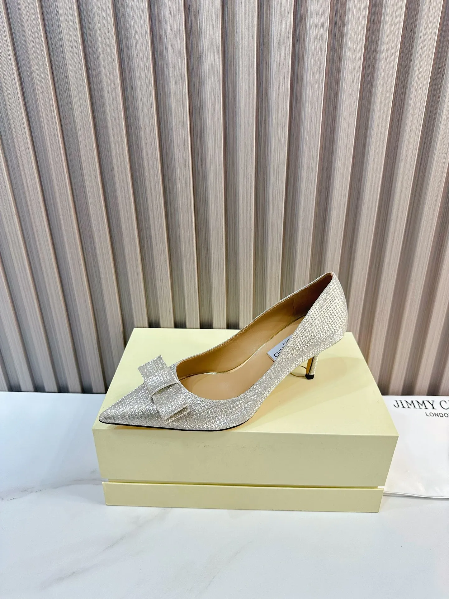 👟👟Ex-factory price 620👟👟 JIMMY CHOO (Jimmy CHOO) 💝💝💝 is a very comprehensive noble fashion lifestyle brand, with a series of women's high-heeled, medium-heeled, flat-heeled sandals with the same straps from major fashion bloggers and celebrities in Hong Kong and the United States.  The Australian pointed toe, round toe and square toe series are simply beautiful. Fall in love with elegance and playful sense of the future. Just by looking at them, you want to own them immediately, but you can really think about a pair of exquisite high heels~~~~~~~~~~~~~~~~~ 💝This series is specially designed for extraordinary and indifferent ladies, thus creating a unique overall effect, Jimmy Choo Design products that inspire women to move forward and show their charm💝💝💝 1⃣️Material: Imported cowhide 2⃣️Inner: Imported Italian lambskin, super soft and delicate 3⃣️Outsole: Imported Italian original original color genuine leather outsole Heel height 6.5 4⃣️Code number: 35 to 39 (34, 40, 41 customized)